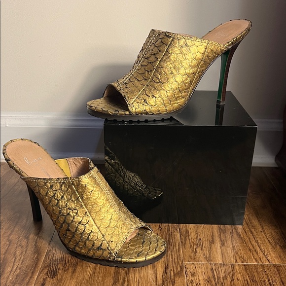 Donald J. Pliner Shoes - Donald J. Pliner Gold Textured Heels